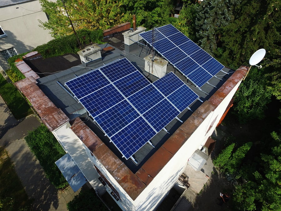 Zdjęcie instalacji fotowoltaicznej na dachu siedziby Twoja Energia sp. z o.o.